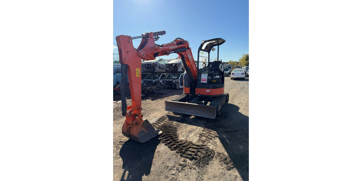 Мини экскаватор HITACHI ZX 40 UR на нашей базе в Японии.